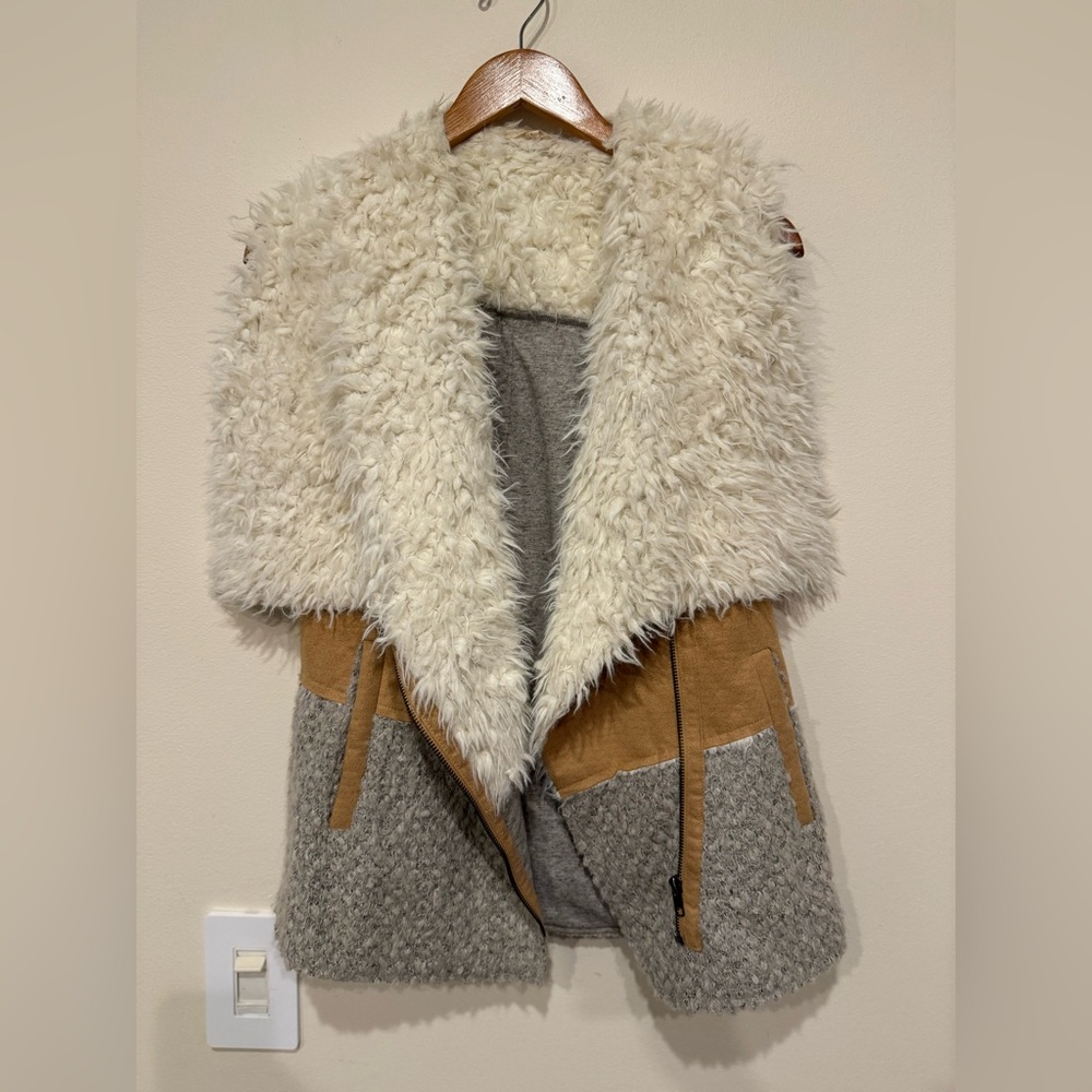 Vest with faux fur collar